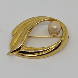 Gold Tone Brooch Pin With Faux Pearl Accent Circle Swirl Wreath Leaf